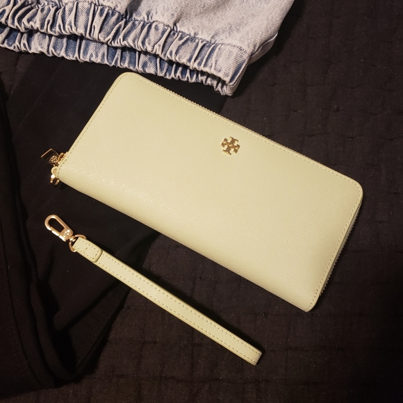 Beautiful Tory Burch Zip Wallet - Picture 7 of 10